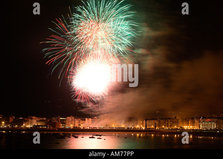 D'ARTIFICE À LA PLAGE DE LA CONCHA À DONOSTIA AU COURS DE LA SEMANA GRANDE FESTIVITÉS SAN SEBASTIAN Banque D'Images