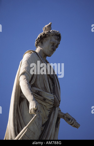 Statue de Napoléon avec colombe à la tête du Palce Foch à Ajaccio, Corse, France Banque D'Images