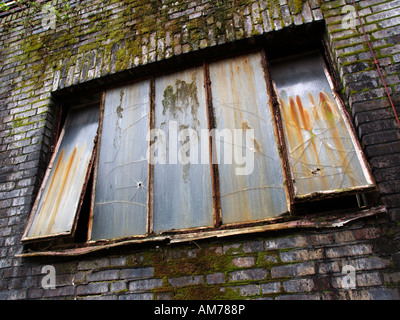 Fenêtre rouillée à la mine Zollverein, Cokerie, Essen, Rhénanie du Nord-Westphalie, Allemagne Banque D'Images