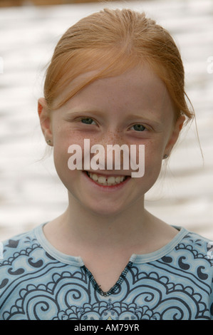 Portrait of smiling, sept ans, fille aux cheveux rouges Banque D'Images