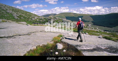 La randonnée dans le Galloway Forest Park Hill walker marche sur slad granit jusqu'à Snibe Hill Galloway Scotland UK Banque D'Images