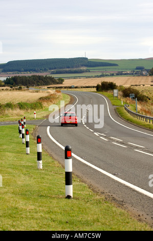 Voiture rouge vers le sud le long de la route A1, Ecosse Banque D'Images