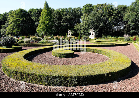 Big Box tree ornament, jardins baroques, château à douves Anholt, Isselburg, Westpahlia, NRW, Allemagne Banque D'Images