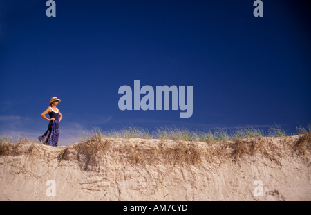 Femme debout sur dune Australie Banque D'Images