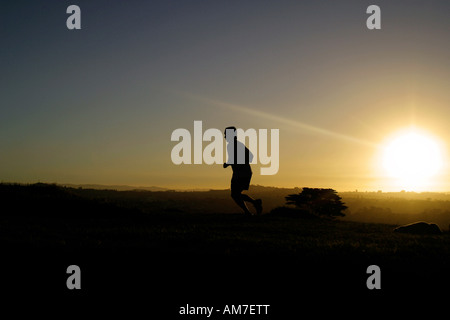 Young man jogging at sunset Banque D'Images