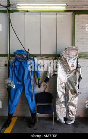 Vêtements de protection contre les produits chimiques et les incendies, pompiers, aciérie HKM, Duisburg-Ehingen, NRW, Allemagne Banque D'Images