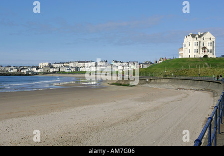 La plage et le port de Port Rush, le comté d'Antrim en Irlande du Nord, l'emplacement de nuit populaire et célèbre danse Kellys luxuriante ni de nuit Banque D'Images