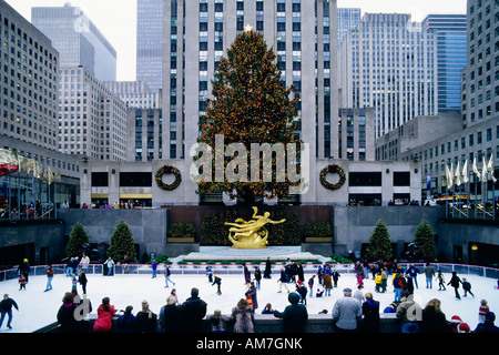 Patinage sur glace à Rockefeller Plaza, Noël à New York, États-Unis Banque D'Images