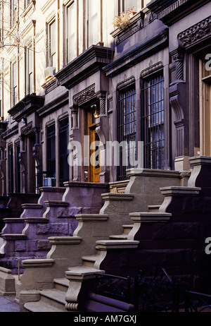 Escaliers en pierre marron, maisons mitoyennes du début du XXe siècle, Central Park West, New York City, Etats-Unis Banque D'Images