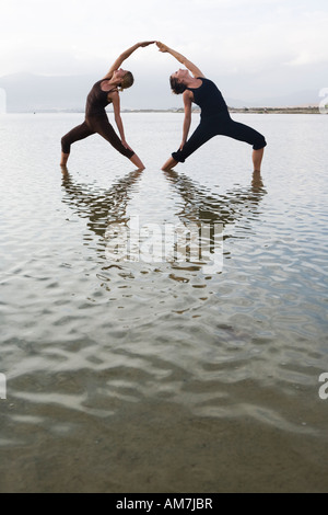 Des femmes couple sitting in water Banque D'Images