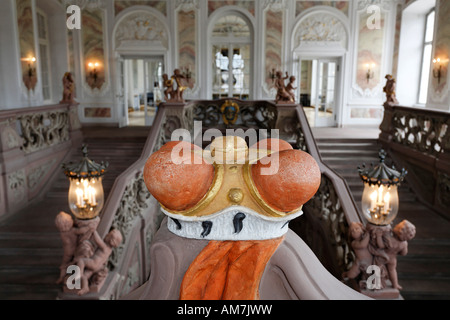 Couronne sculpturale, décoration de l'escalier rococo, palais du prince électeur, Trèves, Rhénanie-Palatinat, Allemagne Banque D'Images