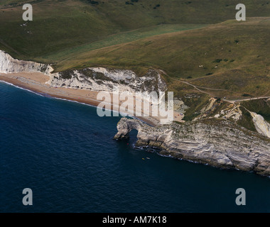 Durdle door arche près de l'érosion côtière UK Vue aérienne de Lulworth Dorset Banque D'Images