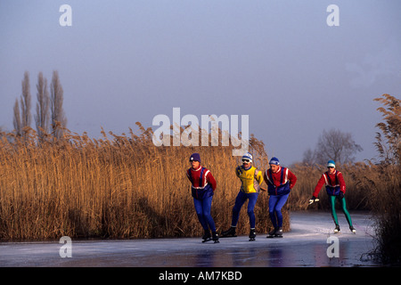 Hiver neige froid Pays-bas Glace Skating Raies Personnes Homme Femme Enfant Garçon Fille fun heureux Banque D'Images