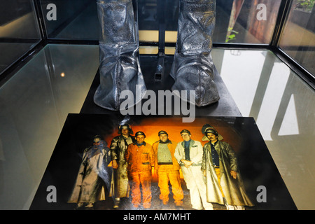 Photo de groupe des travailleurs de l'acier en face de bottes de protection contre les incendies, la pièce au haut fourneau de l'ancienne ferronnerie Henrichshue Banque D'Images