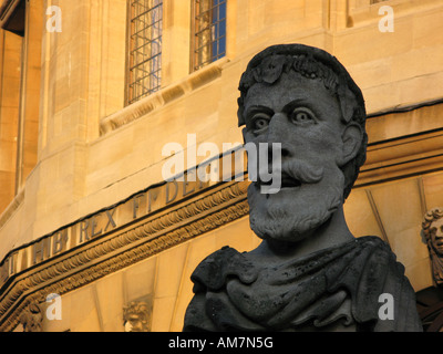 L'un des chefs à l'extérieur du Théâtre Sheldonian, Oxford Banque D'Images