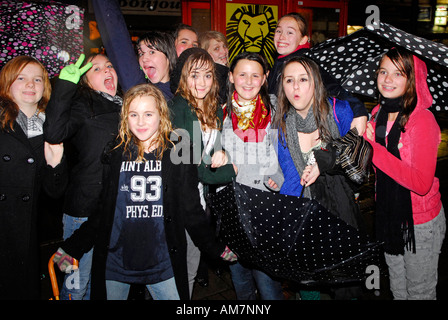 Groupe de jeunes s'amusant sous la pluie au cours de Hampton Hill Parade de Noël, le vendredi 30 novembre 2007, au Royaume-Uni. Banque D'Images