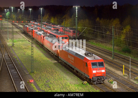 Locomotives électriques stationnés à Maschen railroad shunting yard près de Hambourg la nuit, Basse-Saxe, Allemagne Banque D'Images