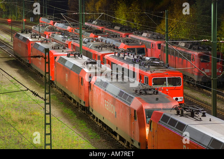 Locomotives électriques stationnés à Maschen railroad shunting yard près de Hambourg la nuit, Basse-Saxe, Allemagne Banque D'Images
