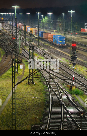 Voie ferrée à Maschen railroad shunting yard près de Hambourg la nuit, Basse-Saxe, Allemagne Banque D'Images