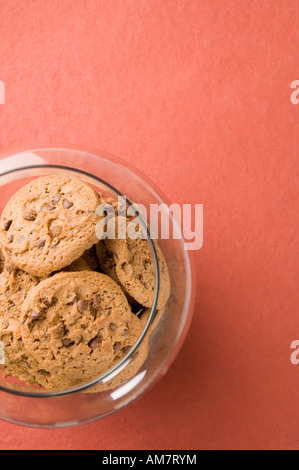 High angle view of brown des biscuits dans un pot ouvert Banque D'Images