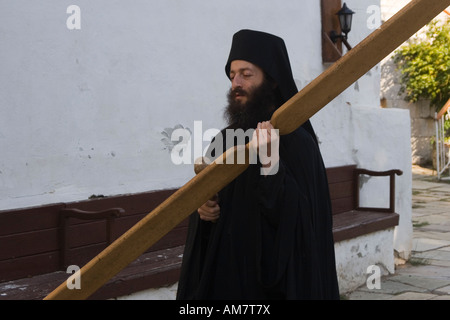 Le moine orthodoxe appelle à la prière du soir en frappant un semantron en bois, le mont Athos, Megistis Lavras, Grèce, Halkidiki, Europe Banque D'Images