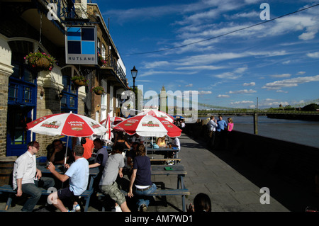 Le Rutland, un pub au bord de la rivière Thames à Hammersmith, Londres, Angleterre, Royaume-Uni Banque D'Images