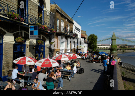 Le Rutland, un pub au bord de la rivière Thames à Hammersmith, Londres, Angleterre, Royaume-Uni Banque D'Images