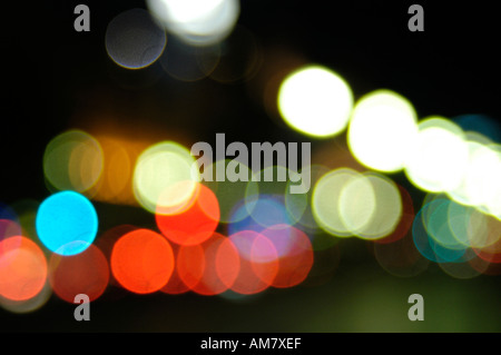 Rue floue des lumières dans la nuit Banque D'Images