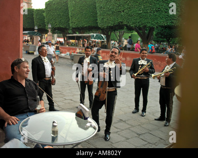 Les membres de la bande de mariachis Guanajuatense jouer aux touristes dans la place principale El Jardin Banque D'Images