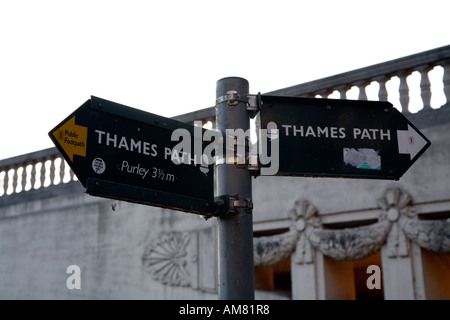 Thames Path signe sur la rive sud par Caversham Bridge en lecture 1 Banque D'Images