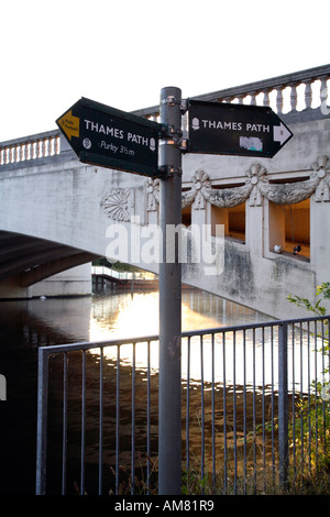 Thames Path signe sur la rive sud par Caversham Bridge en lecture 1 Banque D'Images