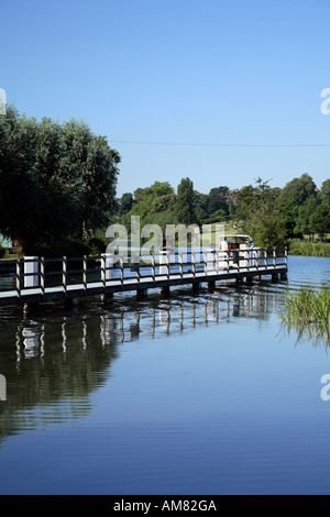 Barge et l'approche de bateaux de plaisance à verrouillage sur tamise Shiplake Banque D'Images