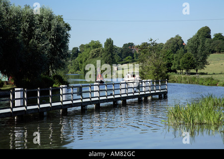 Barge et l'approche de bateaux de plaisance à verrouillage sur tamise Shiplake Banque D'Images