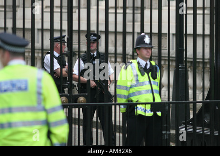 Les agents de police garde l'entrée de Downing Street à Londres UK Banque D'Images