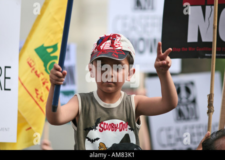 Jeune garçon à la manifestation anti-guerre à Londres UK Banque D'Images