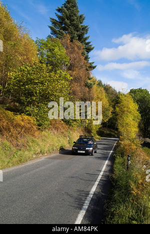 dh Tay Forest Park scotland STRATHTUMMEL PERTHSHIRE car en voiture route de campagne bordée d'arbres sorties de voie voyage royaume-uni Banque D'Images