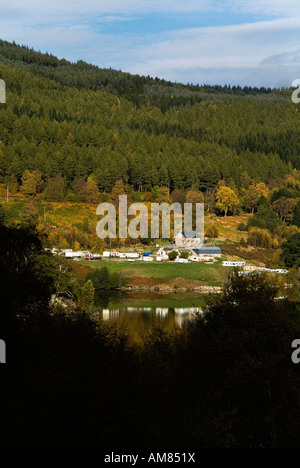 dh Loch Tummel STRATHTUMMEL PERTHSHIRE Nord lochside Camping camping-car Tay Forest Park Shore Camping escapade Highlands ecosse Banque D'Images