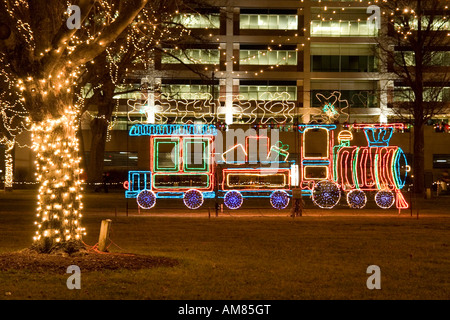 Wisconsin USA feux rotatifs une nuit de Noël parade à La Crosse décorée lumière néon dans une forme d'un train Novembre 2006 Banque D'Images