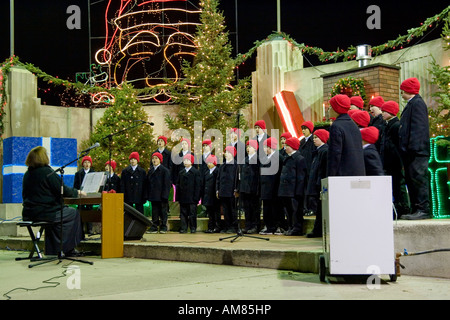 Wisconsin USA feux rotatif un chœur chantant pour les enfants Noël à la nuit de Noël parade à La Crosse Novembre 2006 Banque D'Images