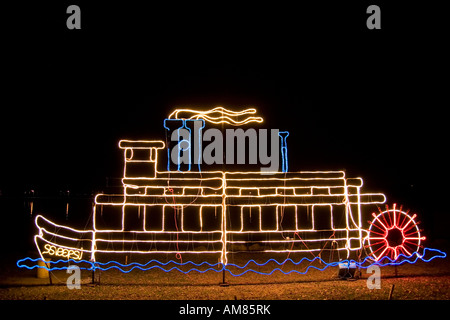 Wisconsin USA feux rotatifs une nuit de Noël parade à La Crosse décorée lumière néon dans une forme d'un bateau à aubes de la rivière Banque D'Images