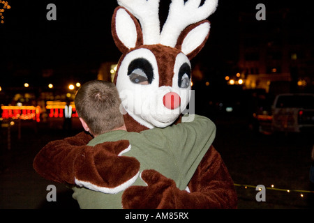 Wisconsin USA feux rotatifs une nuit de Noël parade à La Crosse Boy hugging marionnette écureuil Novembre 2006 Banque D'Images