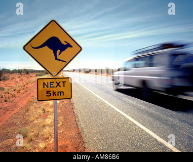 L'outback de l'Australie, une jeep passe un kangourou panneau d'avertissement dans le Territoire du Nord Australie Banque D'Images
