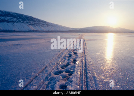 En Snowscooter-Spur Sjoefallet Akkajaure Lac Stora, Nationalpark, Nord de la Suède, Scandinavie, Europe Banque D'Images