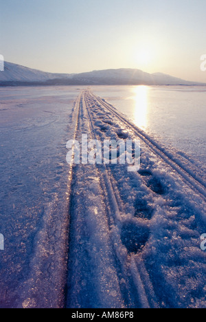 En Snowscooter-Spur Sjoefallet Akkajaure Lac Stora, Nationalpark, Nord de la Suède, Scandinavie, Europe Banque D'Images