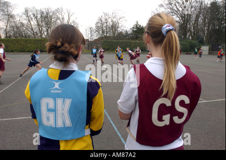 De jeunes filles, jouant dans une école primaire de netball en Angleterre