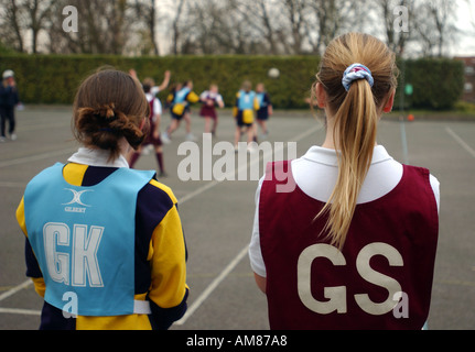 Les filles jouant le netball dans une école en Angleterre