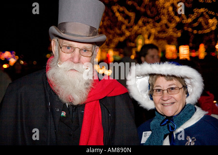 Wisconsin USA feux rotatifs une nuit de Noël parade à La Crosse un couple habillé des Novembre 2006 Banque D'Images