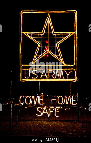 Wisconsin USA feux rotatifs une nuit de Noël parade à La Crosse décorée lumière néon dans une forme d'une étoile de l'Armée américaine Banque D'Images