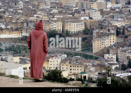 Dans l'homme Djellabiah sur une colline, vue, Fes, Maroc Banque D'Images