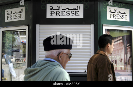 Passant devant un kiosque avec Presse sign, Fes, Maroc Banque D'Images